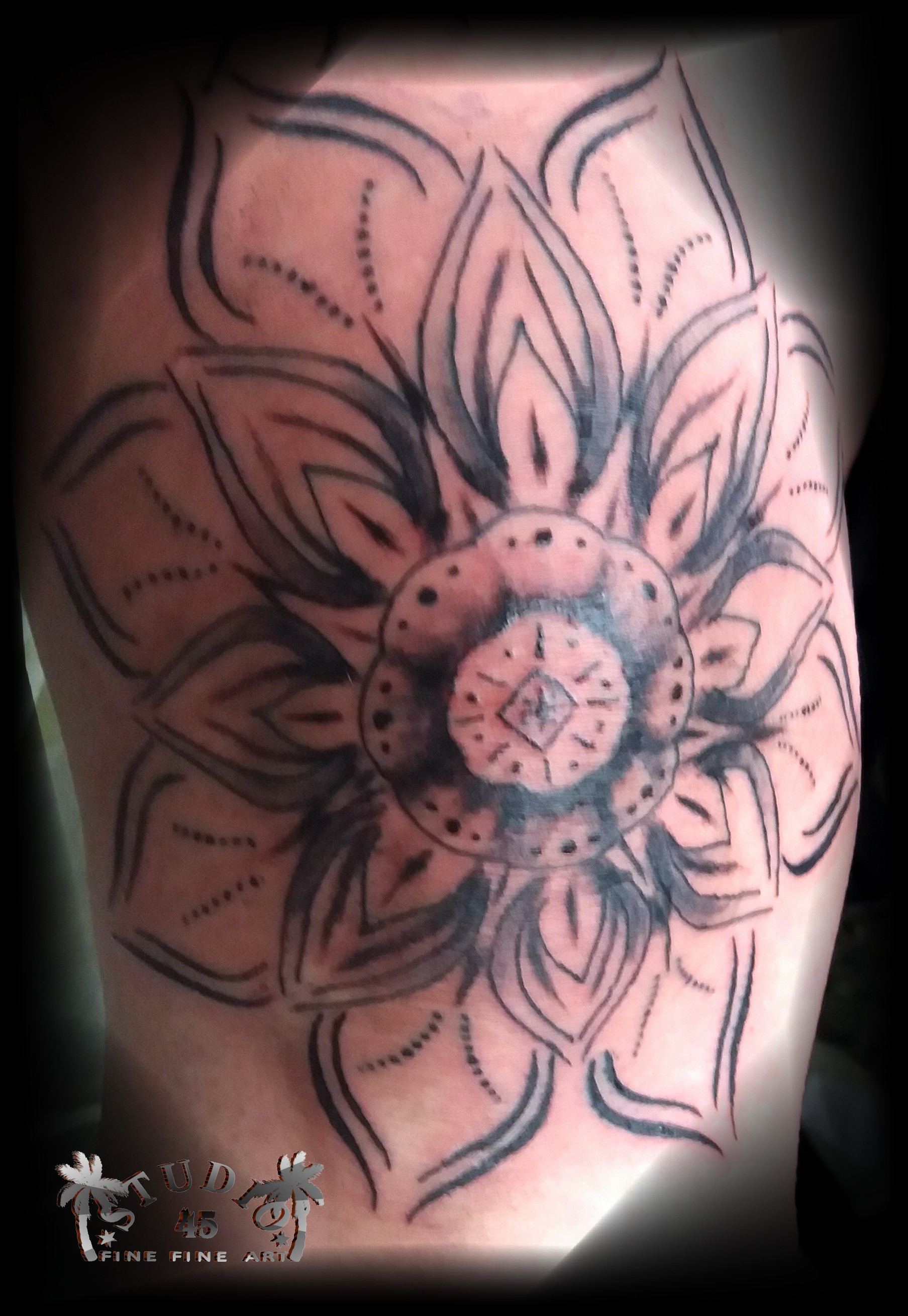 Mandala Blume Auf Knie - STUDIO 45